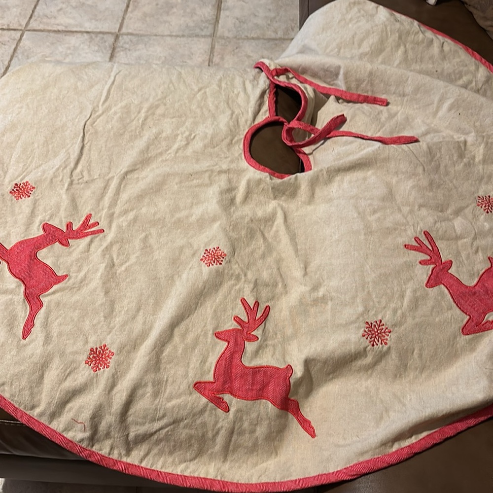 Tree Skirt - Picture 3 of 5